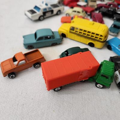 Large Lot Vintage Toy Die Cast Vehicles Cars Truck Buses Trailer, Ertl General Lee, Lesney, AHI Brand Toys Japan Die Cast Many HO sacle