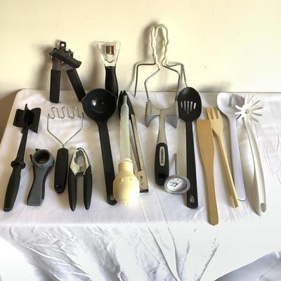 K8058 Lot of 18 Assorted Kitchen Utensils and Gadgets