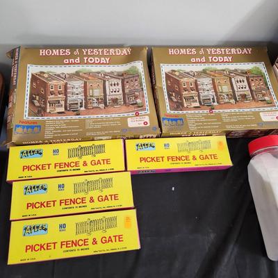 Ho Scale Model Train Homes of yesterday Fence 7 Gates Snow Flake Landscaping