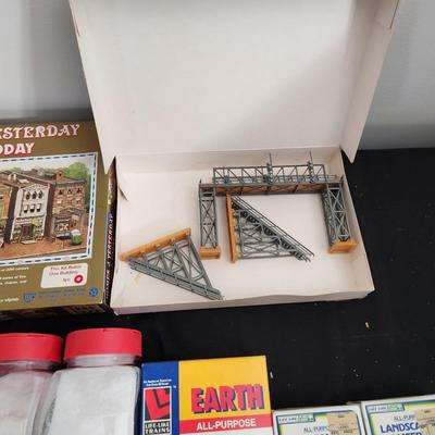 Ho Scale Model Train Homes of yesterday Fence 7 Gates Snow Flake Landscaping