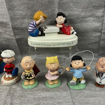 Lot 584 Large lot of Peanuts Figures Lucy Charlie Snoopy