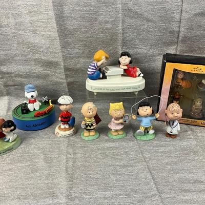 Lot 584 Large lot of Peanuts Figures Lucy Charlie Snoopy