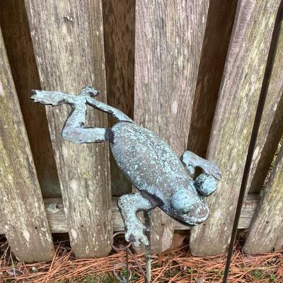 O8069 Rain Gauge Frog & Pair of Black Shepard Hooks