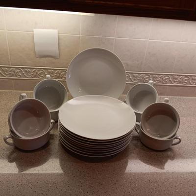 10 EVERYDAY WHITE PORCELAIN DINNER PLATES AND 8 SOUP BOWLS