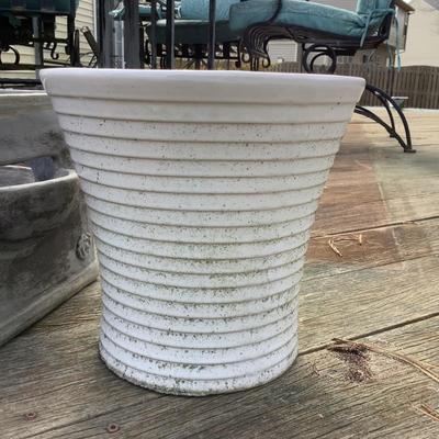 O8073 Pair of Outdoor Planter Pots