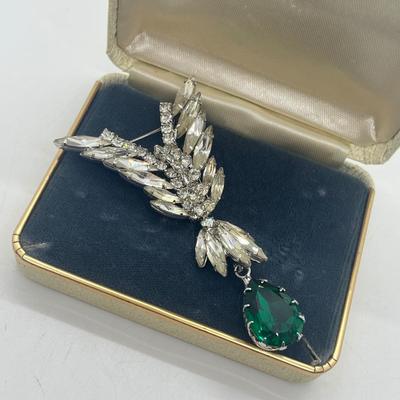 LOT 24: Vintage Emerald Green Rhinestone Brooch