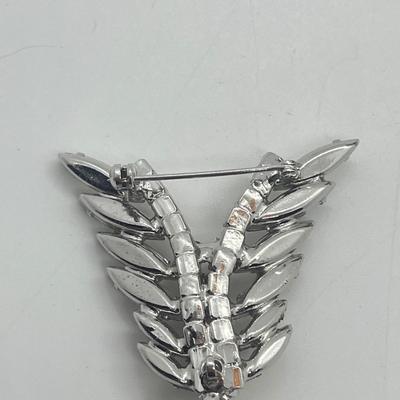 LOT 24: Vintage Emerald Green Rhinestone Brooch