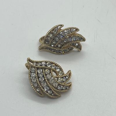 LOT 27: Vintage Trifari 1963 Crown Collection “Cavalcade”