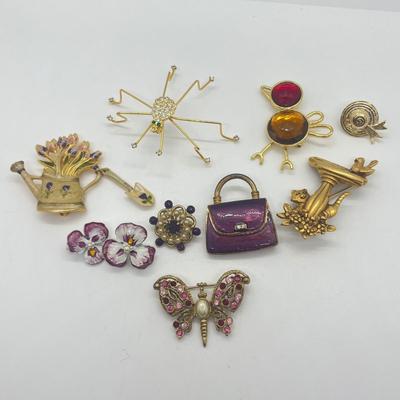 LOT 33: Collection of Vintage Costume Brooches