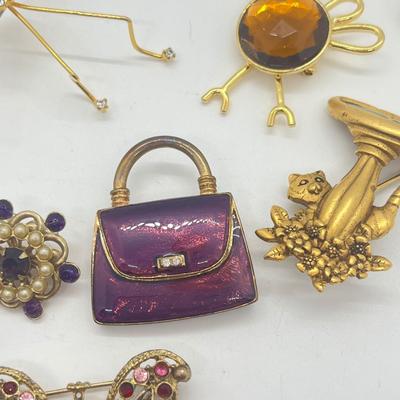 LOT 33: Collection of Vintage Costume Brooches