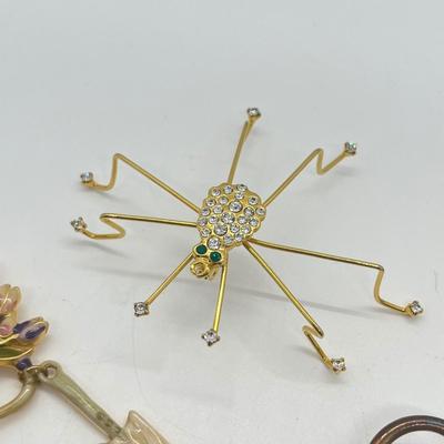 LOT 33: Collection of Vintage Costume Brooches