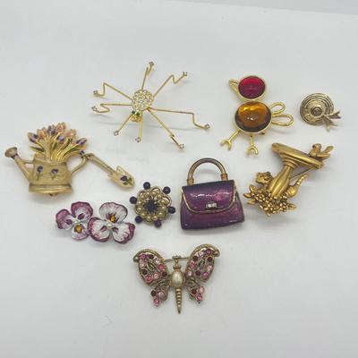 LOT 33: Collection of Vintage Costume Brooches