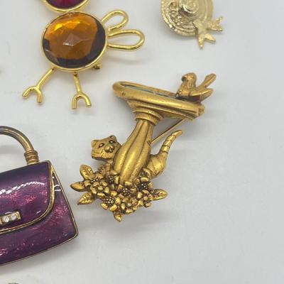 LOT 33: Collection of Vintage Costume Brooches