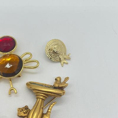 LOT 33: Collection of Vintage Costume Brooches