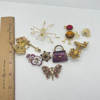 LOT 33: Collection of Vintage Costume Brooches