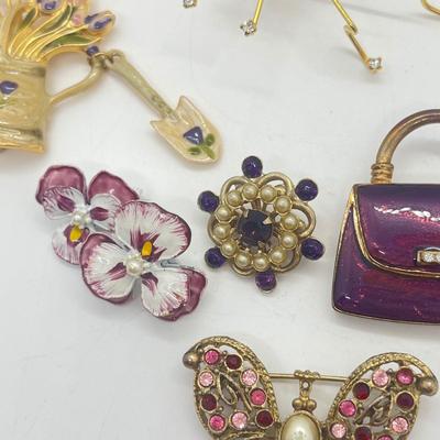 LOT 33: Collection of Vintage Costume Brooches