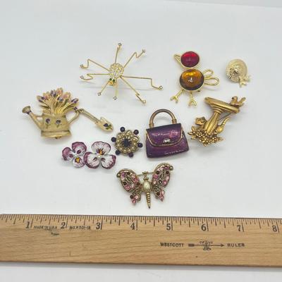 LOT 33: Collection of Vintage Costume Brooches