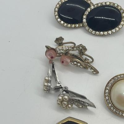 LOT 34: Vintage Costume Clip On and Screwback Earrings