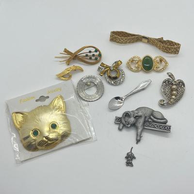 LOT 39: Goldtone and Silvetone Costume Brooches