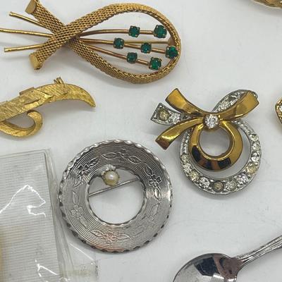 LOT 39: Goldtone and Silvetone Costume Brooches
