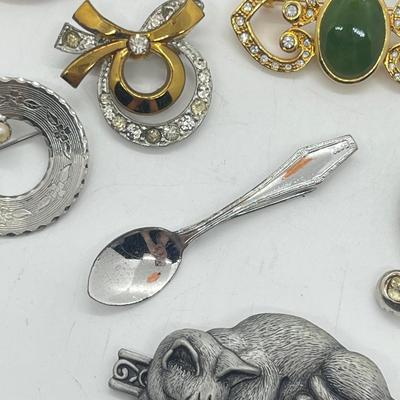 LOT 39: Goldtone and Silvetone Costume Brooches