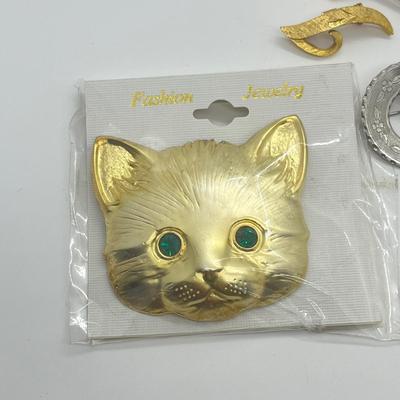 LOT 39: Goldtone and Silvetone Costume Brooches