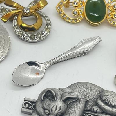LOT 39: Goldtone and Silvetone Costume Brooches