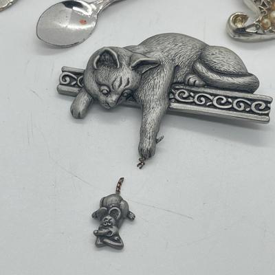 LOT 39: Goldtone and Silvetone Costume Brooches