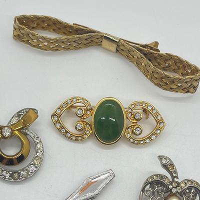 LOT 39: Goldtone and Silvetone Costume Brooches