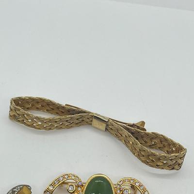 LOT 39: Goldtone and Silvetone Costume Brooches