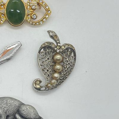 LOT 39: Goldtone and Silvetone Costume Brooches