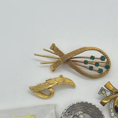 LOT 39: Goldtone and Silvetone Costume Brooches