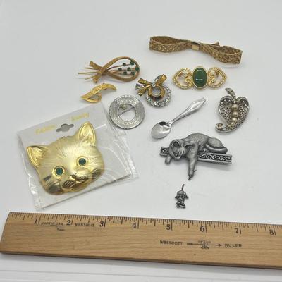 LOT 39: Goldtone and Silvetone Costume Brooches