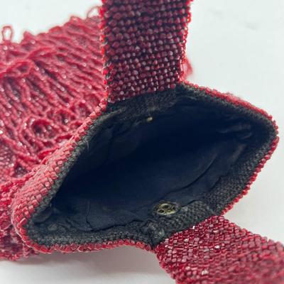 LOT 77: Beautiful Vintage Fuschia Beaded Handbag