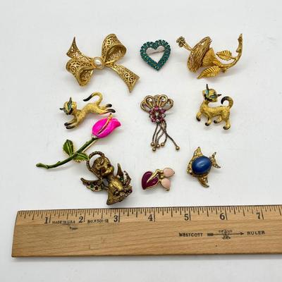 LOT 79: Cutesie Vintage Brooch/Pin Collection