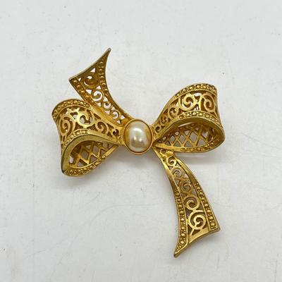 LOT 79: Cutesie Vintage Brooch/Pin Collection