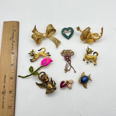 LOT 79: Cutesie Vintage Brooch/Pin Collection