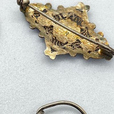 LOT: 109: Cloisonne Enamel Filigree Floral Brooch/Pin and Filigree Pierced Earrings Plus Two Silver Rings - Sizes 4 and 6