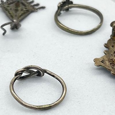 LOT: 109: Cloisonne Enamel Filigree Floral Brooch/Pin and Filigree Pierced Earrings Plus Two Silver Rings - Sizes 4 and 6