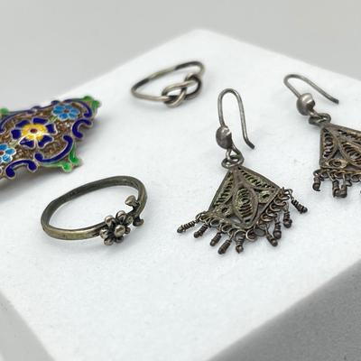 LOT: 109: Cloisonne Enamel Filigree Floral Brooch/Pin and Filigree Pierced Earrings Plus Two Silver Rings - Sizes 4 and 6