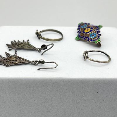 LOT: 109: Cloisonne Enamel Filigree Floral Brooch/Pin and Filigree Pierced Earrings Plus Two Silver Rings - Sizes 4 and 6