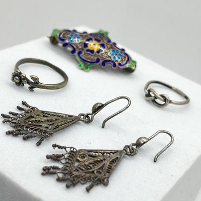 LOT: 109: Cloisonne Enamel Filigree Floral Brooch/Pin and Filigree Pierced Earrings Plus Two Silver Rings - Sizes 4 and 6