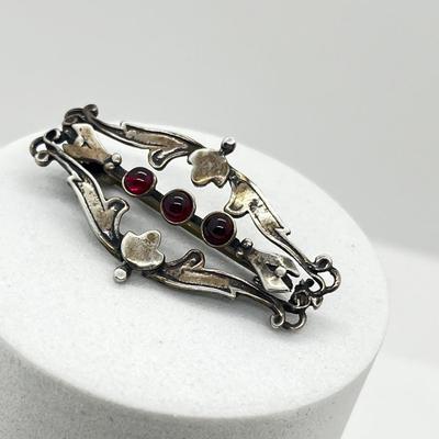 LOT 114: Sterling Silver Art Nouveau Brooch/Pin With Small Garnets - 3.8 GTW