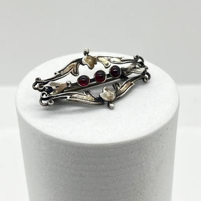 LOT 114: Sterling Silver Art Nouveau Brooch/Pin With Small Garnets - 3.8 GTW