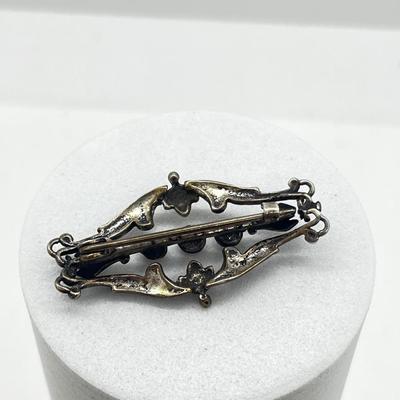 LOT 114: Sterling Silver Art Nouveau Brooch/Pin With Small Garnets - 3.8 GTW