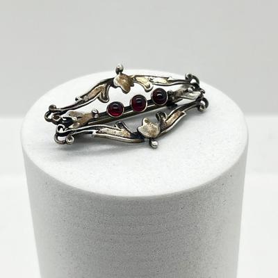 LOT 114: Sterling Silver Art Nouveau Brooch/Pin With Small Garnets - 3.8 GTW