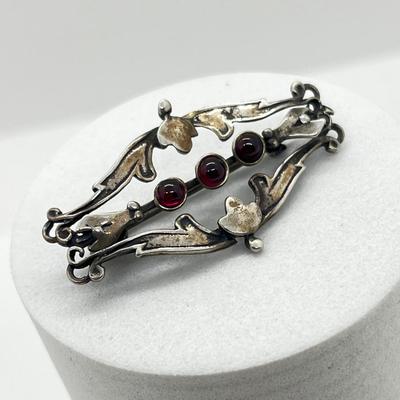 LOT 114: Sterling Silver Art Nouveau Brooch/Pin With Small Garnets - 3.8 GTW