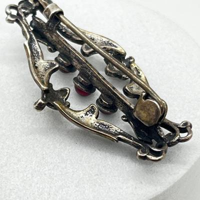 LOT 114: Sterling Silver Art Nouveau Brooch/Pin With Small Garnets - 3.8 GTW