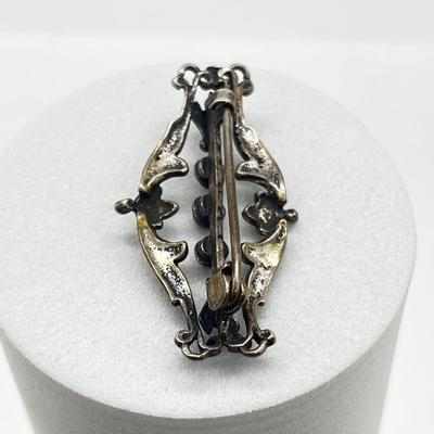 LOT 114: Sterling Silver Art Nouveau Brooch/Pin With Small Garnets - 3.8 GTW