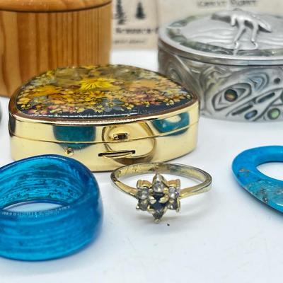 LOT 121: Pewter Nantucket Scrimshaw Basket Pendant, Dyed Oval Howlite Pendant, Two Art Glass Pendants, Fifteen Puzzle and More!